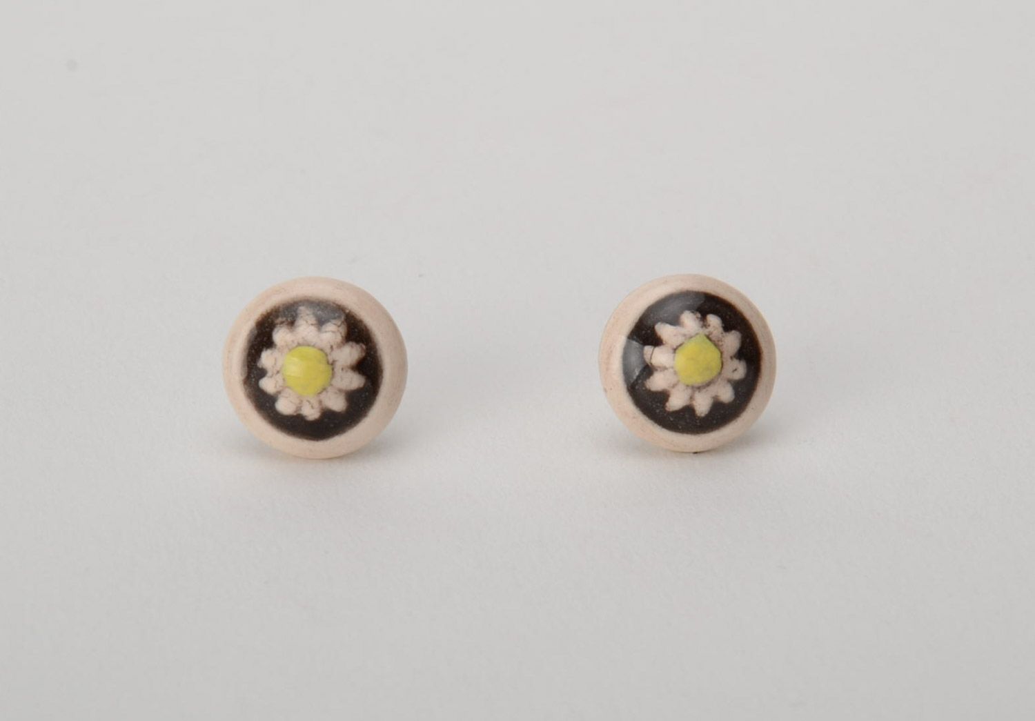 Beautiful women's round stud earrings with flowers hand made of white clay and painted with enamel photo 4