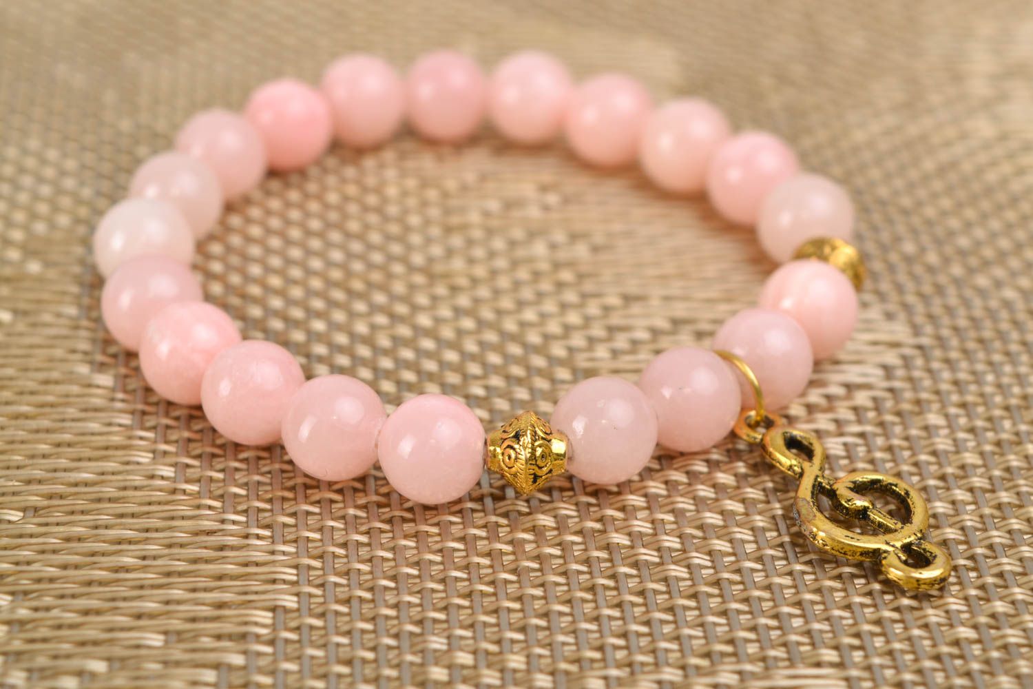Bracelet en jade rose et métal fait main original pour femme Clef de sol photo 1