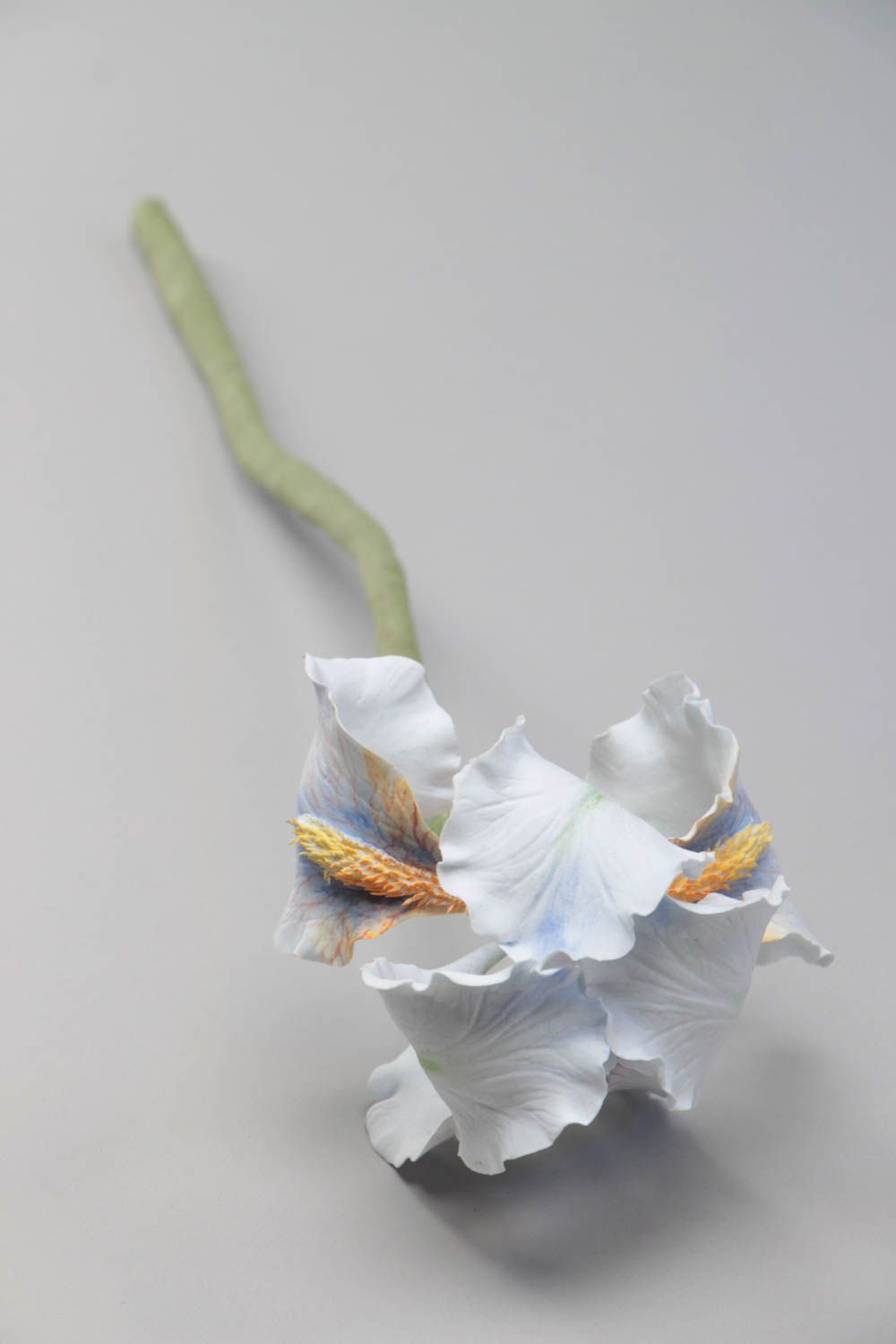 Flor decorativa artesanal de arcilla polimérica iris blanco con tallo largo foto 2