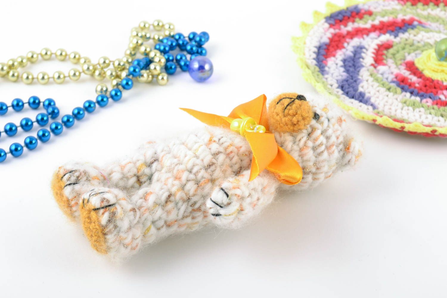 Petit jouet mou Ourson blanc tricoté en laine avec noeud jaune fait main photo 1
