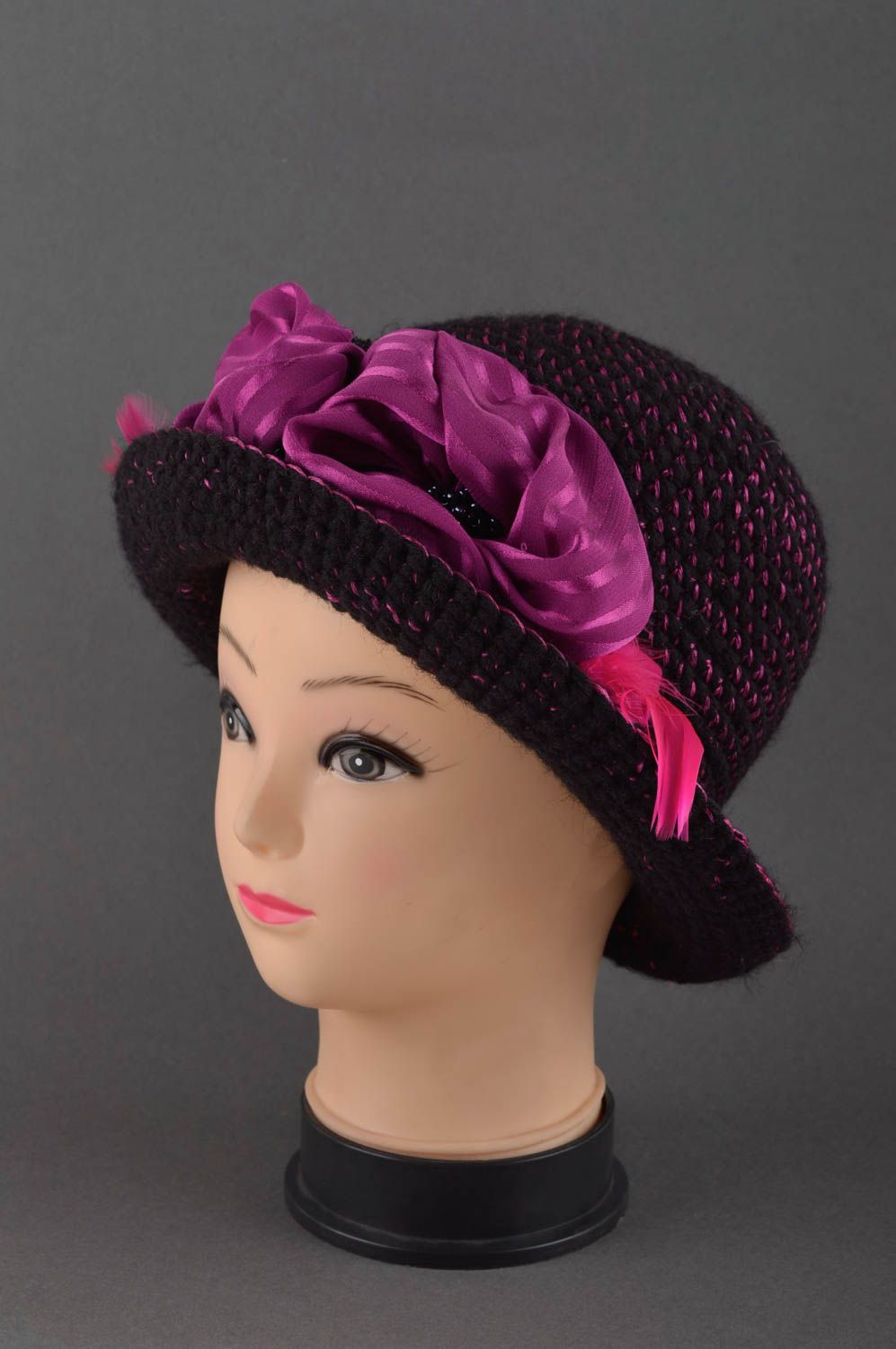 Женская шапка ручной работы головной убор зимняя шапка цвета фуксии с шелком фото 1