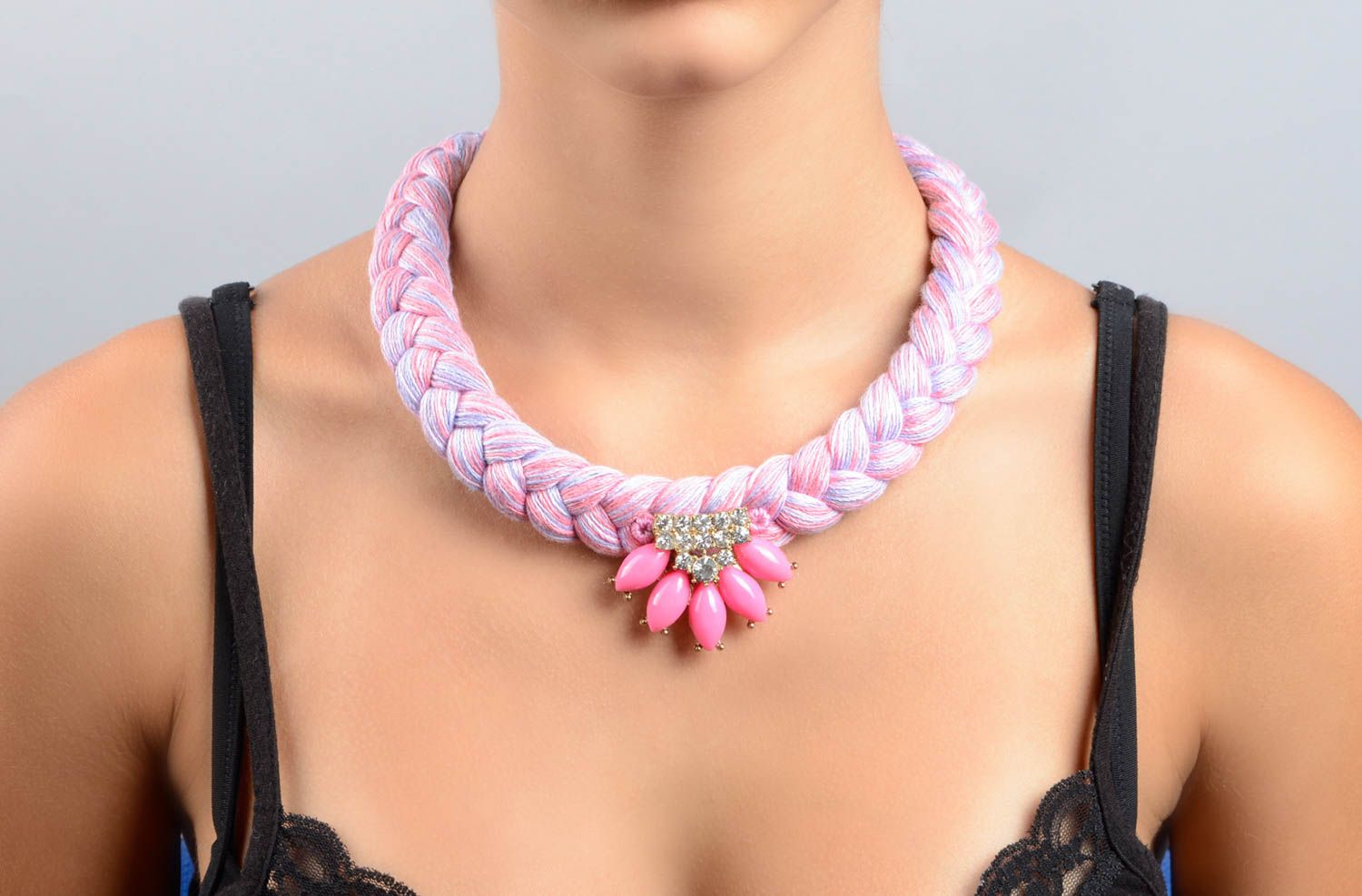 Collier textile Bijou fait main rose avec perles fantaisie Accessoire femme photo 5