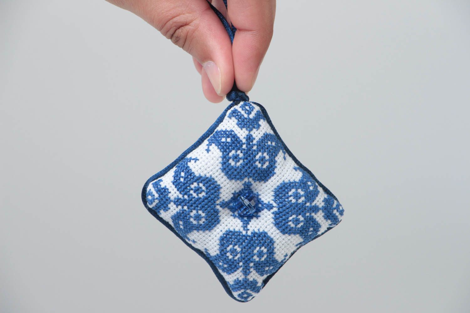 Almohadilla para agujas artesanal original de tela bordada con ojete azul   foto 5