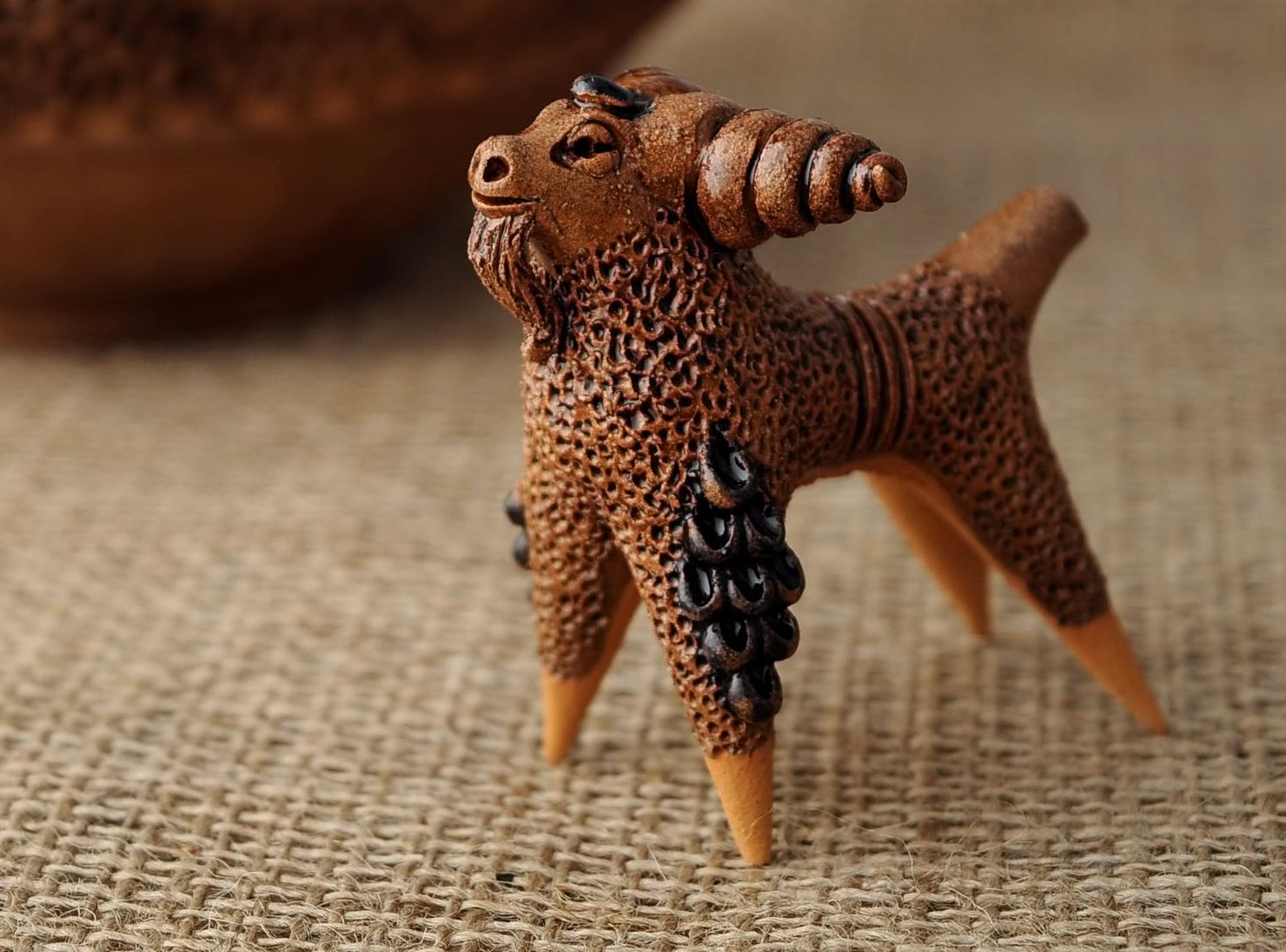 Свистулька-баранец глиняная фото 1