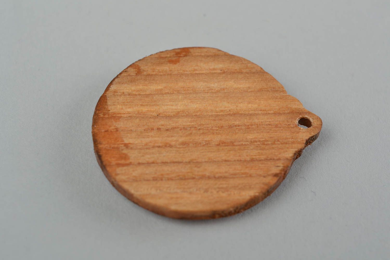 Handgemachter Anhänger aus Holz Schutzamulett rund originell in Braun  foto 5