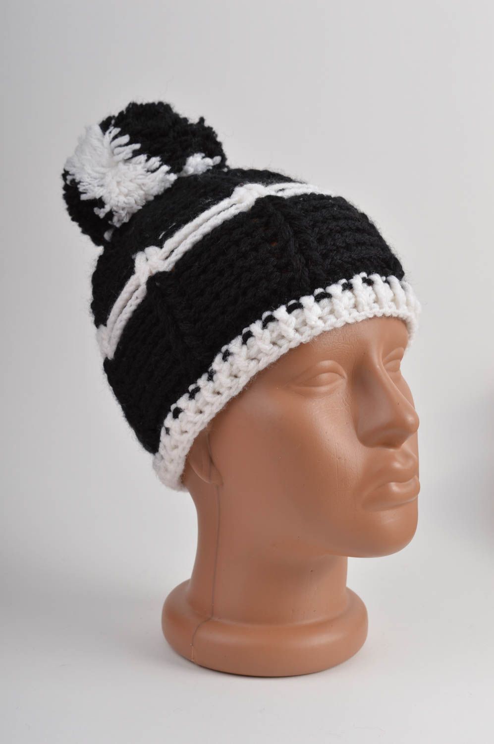 Bonnet tricot Chapeau au crochet fait main noir blanc pompon Vêtement enfant photo 2