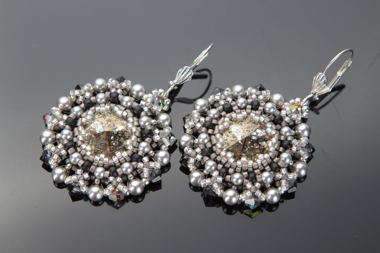 Handgemachte graue Ohrringe aus Glasperlen und österreichischen Kristallen für Frauen foto 1