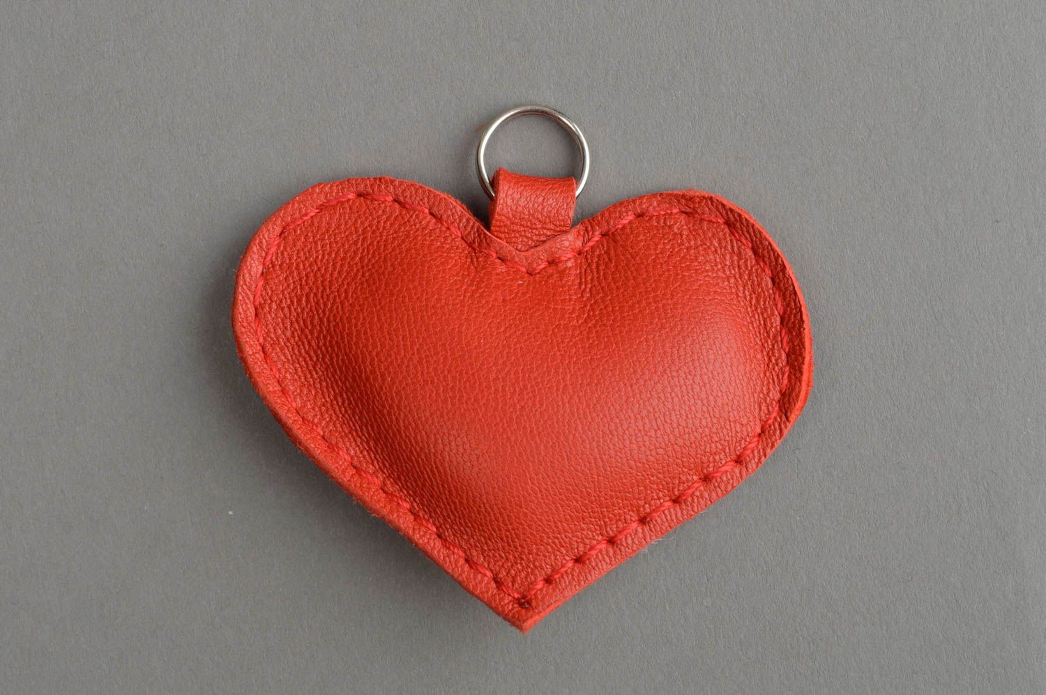 Брелок для ключей из натуральной кожи в виде красного сердца ручной работы фото 2