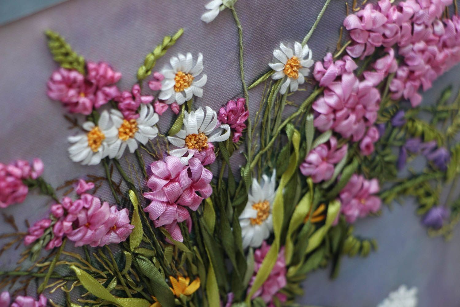 Cuadro artesanal con flores de cintas de raso  foto 2