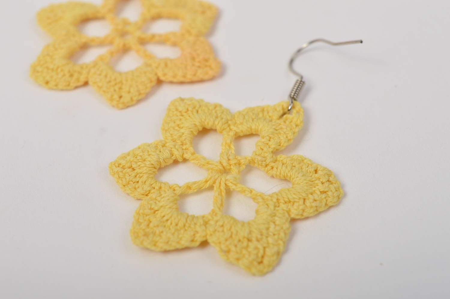 Pendientes a crochet amarillos hechos a mano bisutería tejida  accesorio de moda foto 5