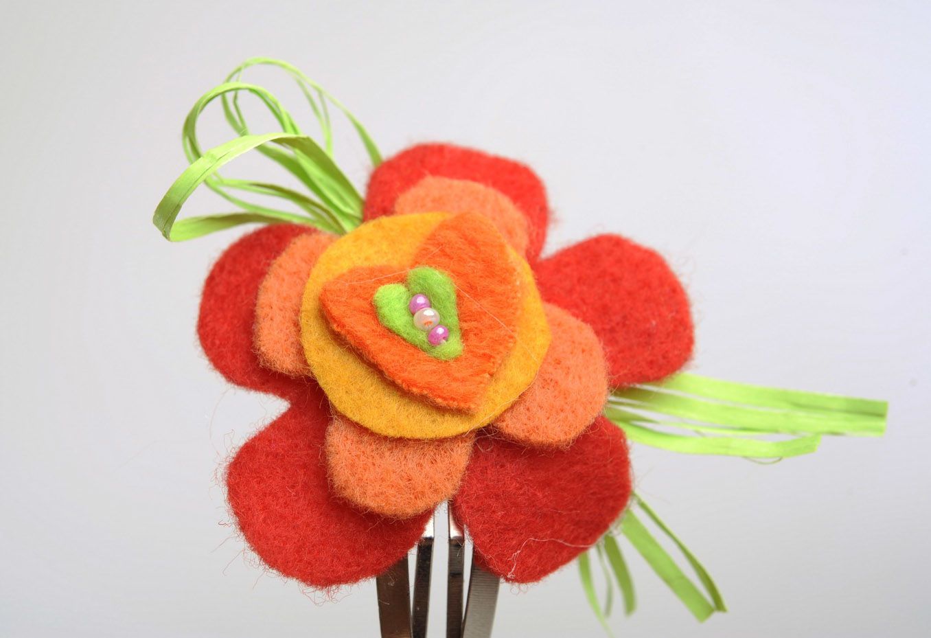 Handmade Haarklemme aus Filz Rote Blume foto 1