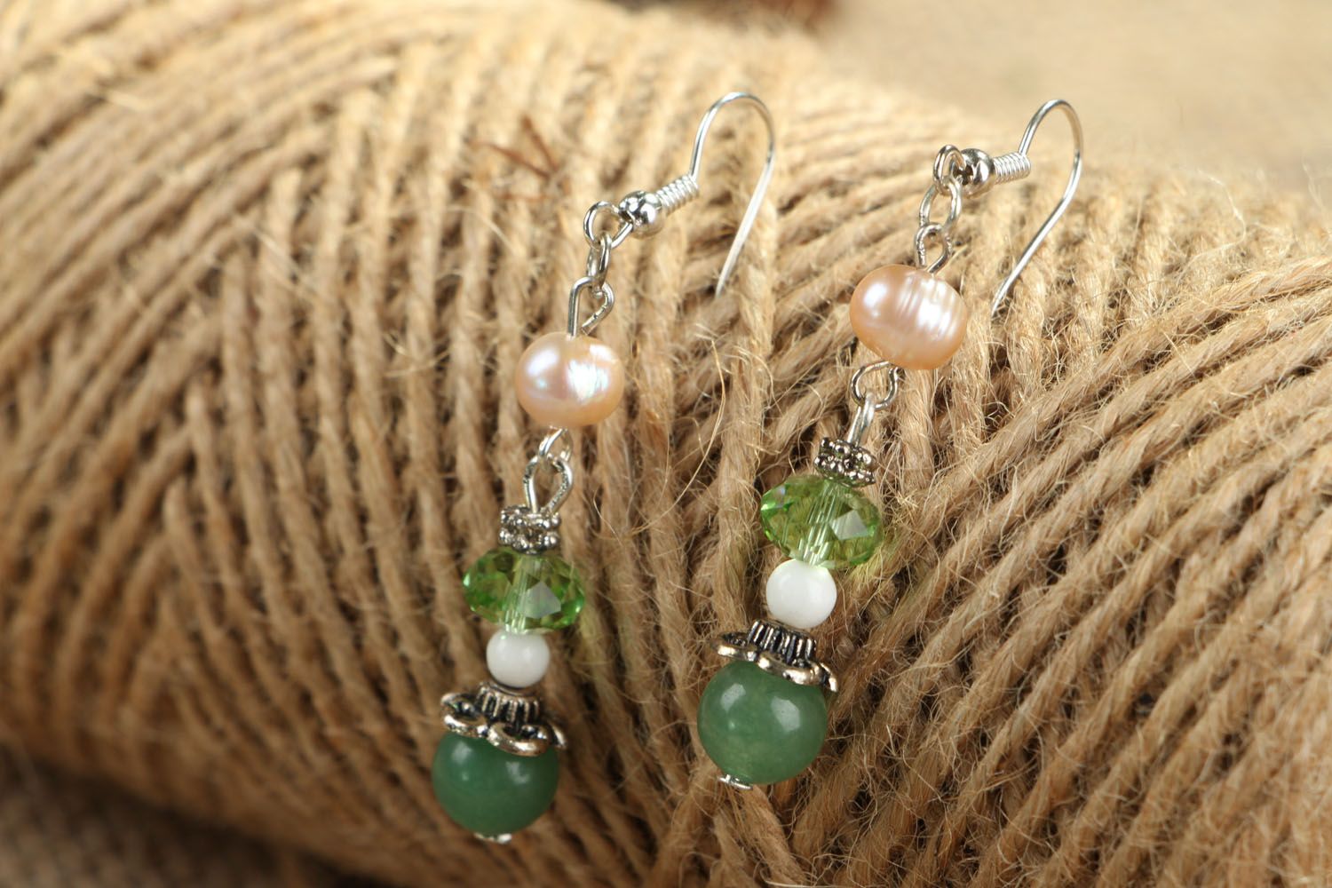 Pendientes hechos a mano con jade y perlas foto 3