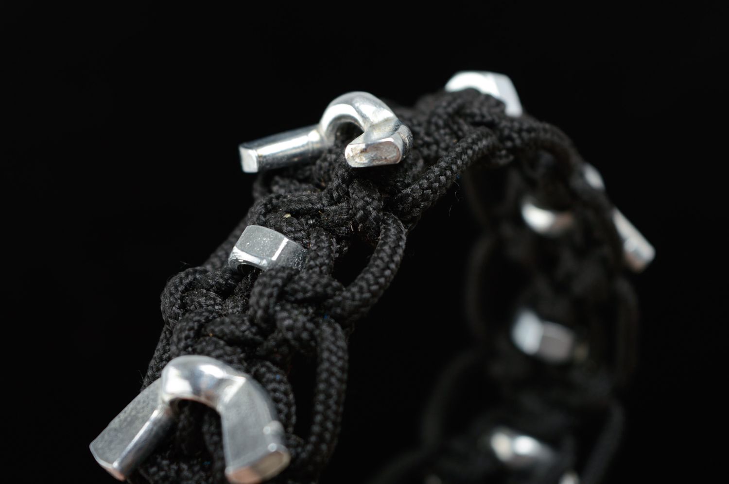 Bracelet en macramé lacet noir en polyester et éléments en métal fait main photo 2
