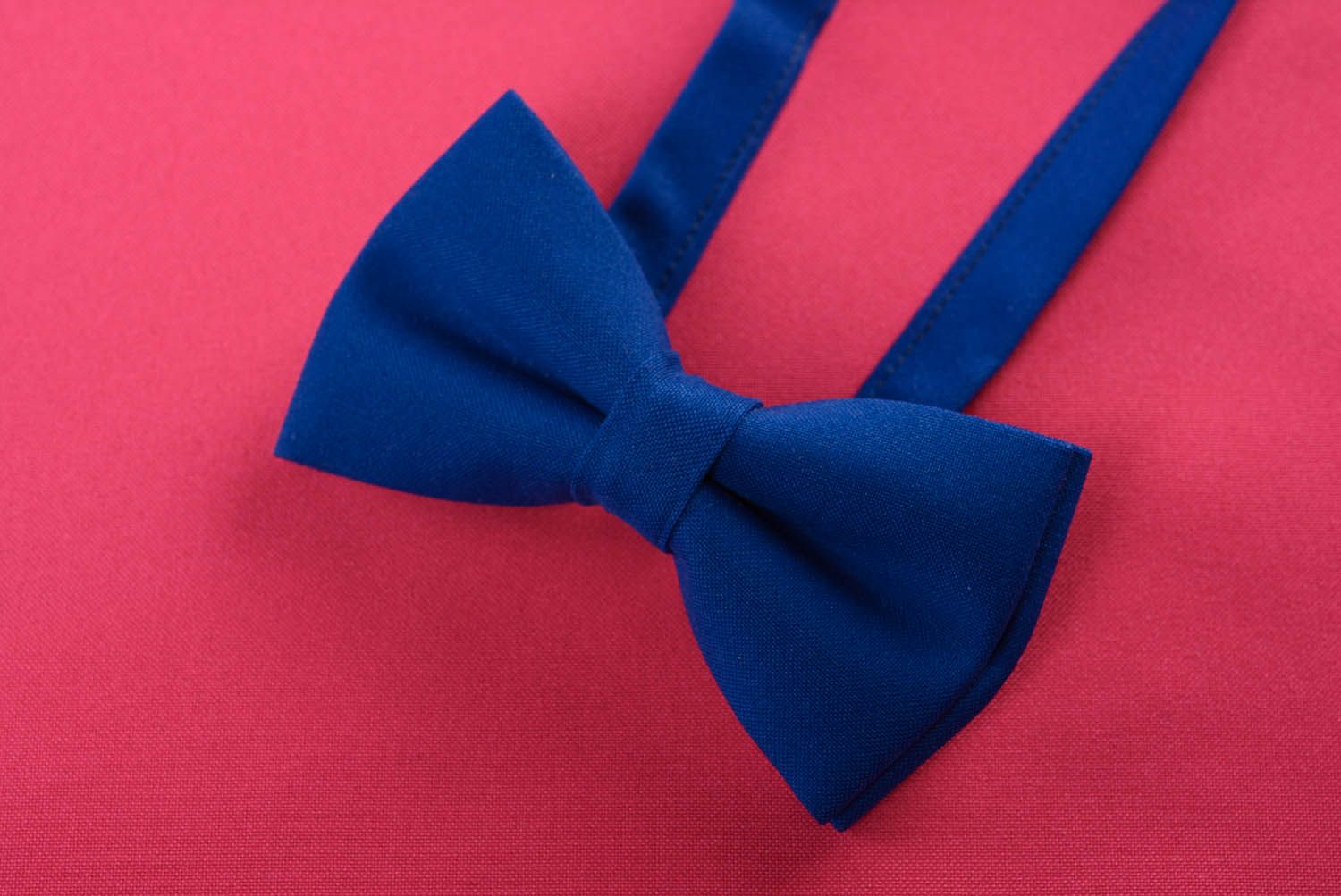 Gravata borboleta arteanal de cor azul feita de gabardine foto 3