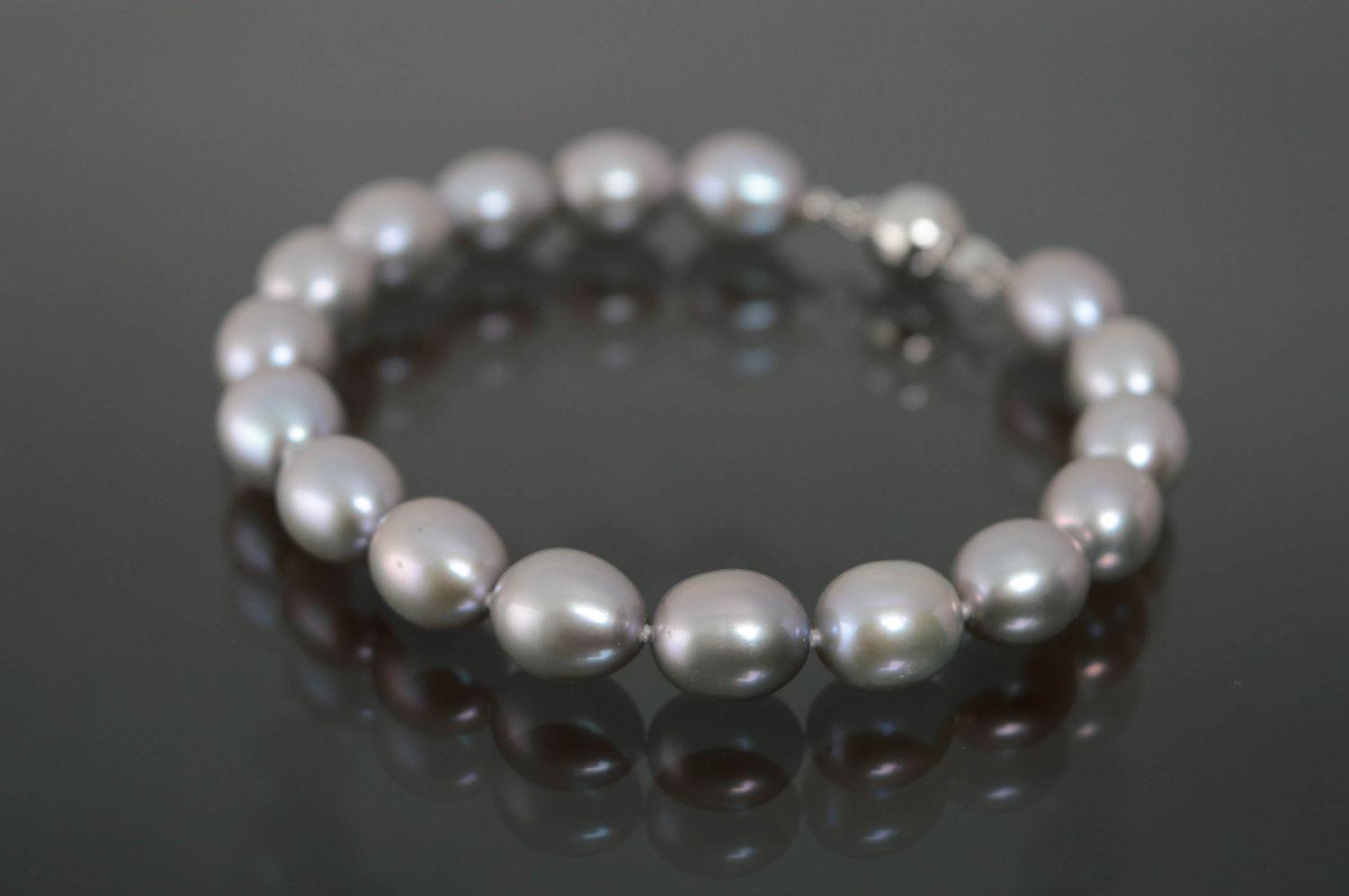 Bracelet en perles grises de créateur fait main photo 1
