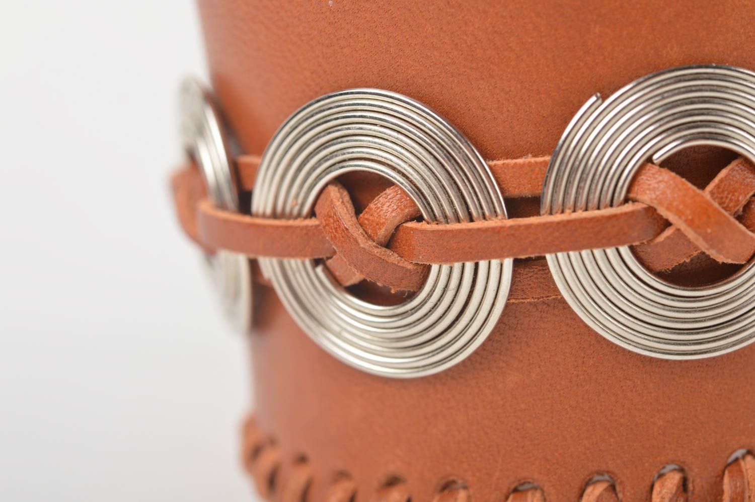 Стильный кожаный браслет ручной работы дизайнерское украшение женский браслет  фото 5