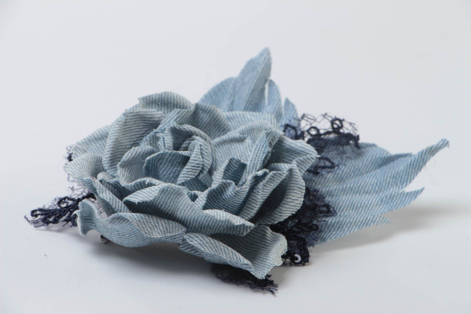 Broche fleur en tissu pince à cheveux jean faite main design de créateur photo 3