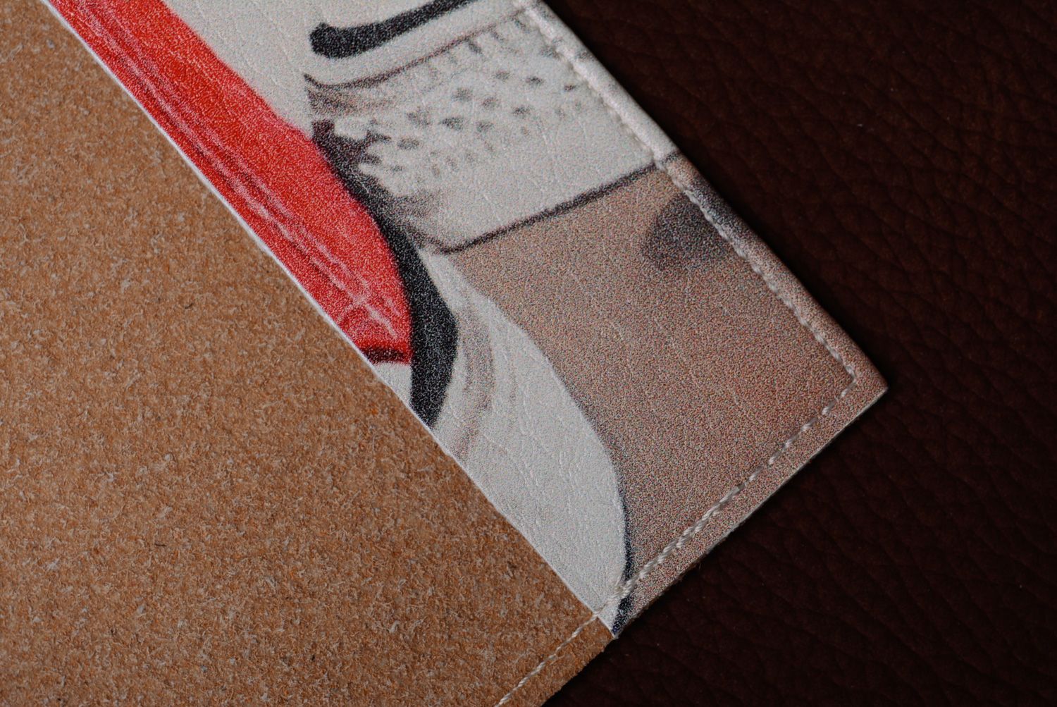 Handmade Leder Passhülle mit Muster in Form von schönen hellblauen und roten Sportschuhen  foto 5