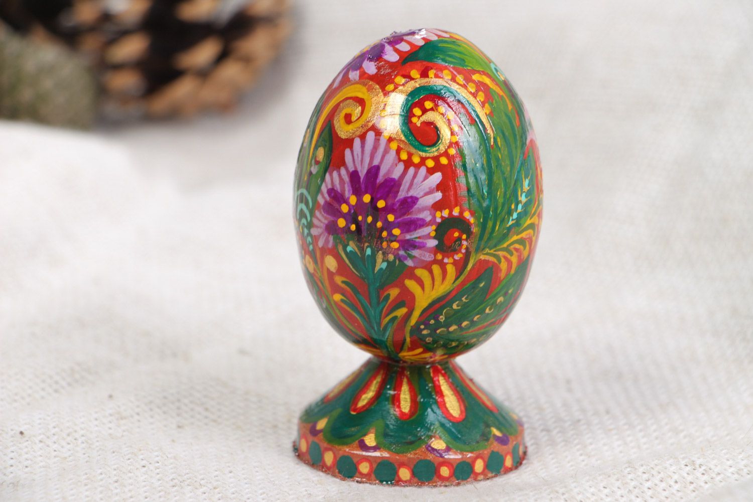 Huevo de Pascua de madera pintado artesanal bonito en técnica de autor foto 1