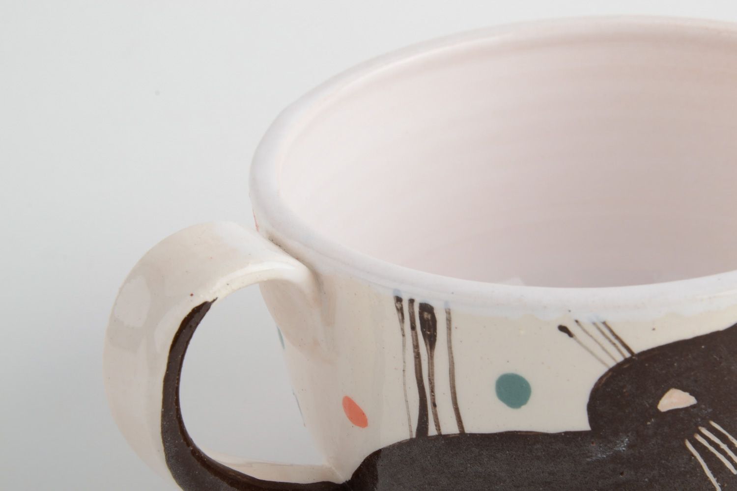 Handgemachter Becher aus Ton mit bunten Emaillen und Glasur bedeckt wunderbar  foto 4