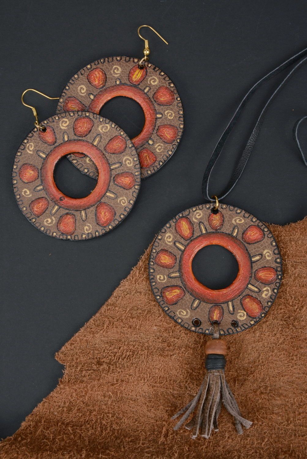 Set de bijoux en cuir boucles d'oreilles et pendentif Yarilo photo 1