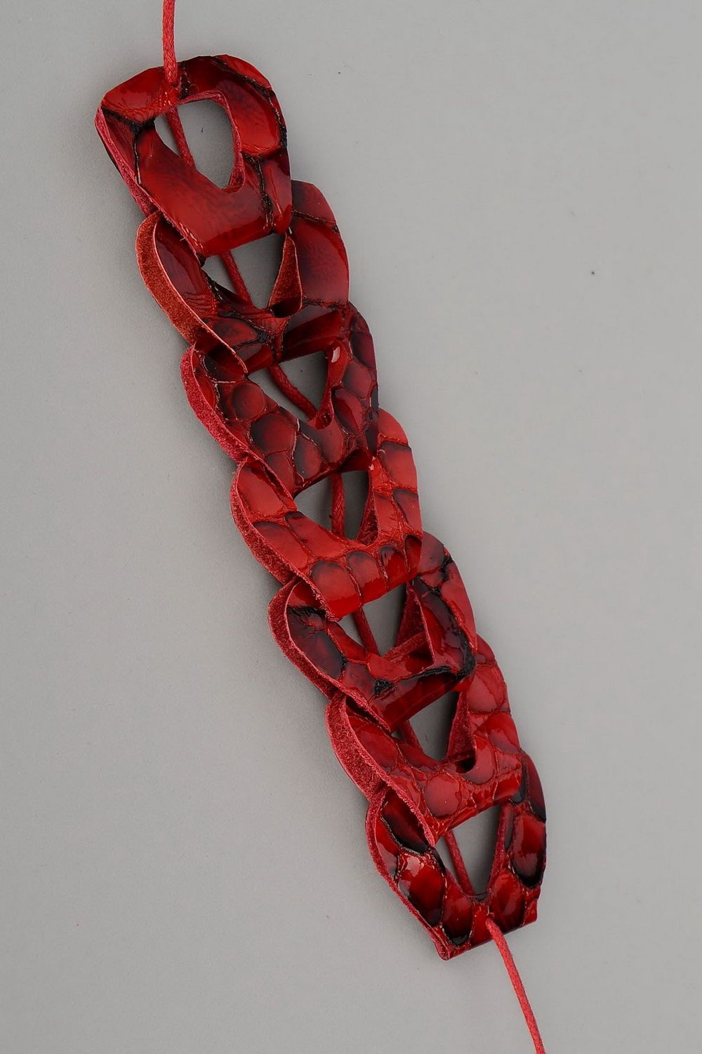 Grand bracelet en cuir rouge fait main photo 3