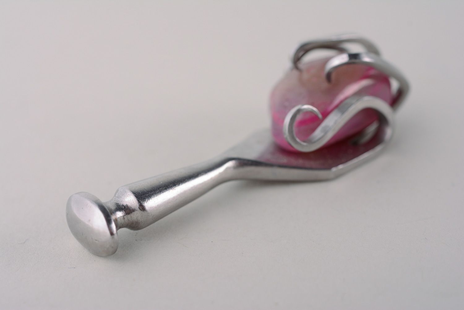 Colgante de metal hecho a mano de un tenedor con piedra rosada original foto 5