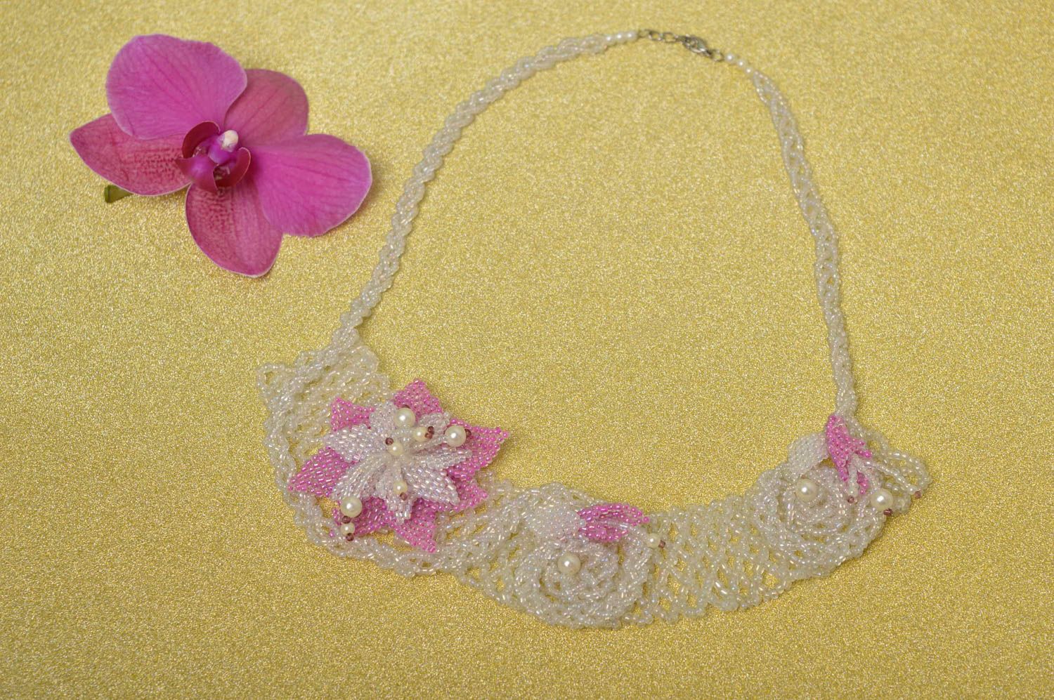 Ожерелье из бисера украшение ручной работы колье из бисера с цветами белое фото 1