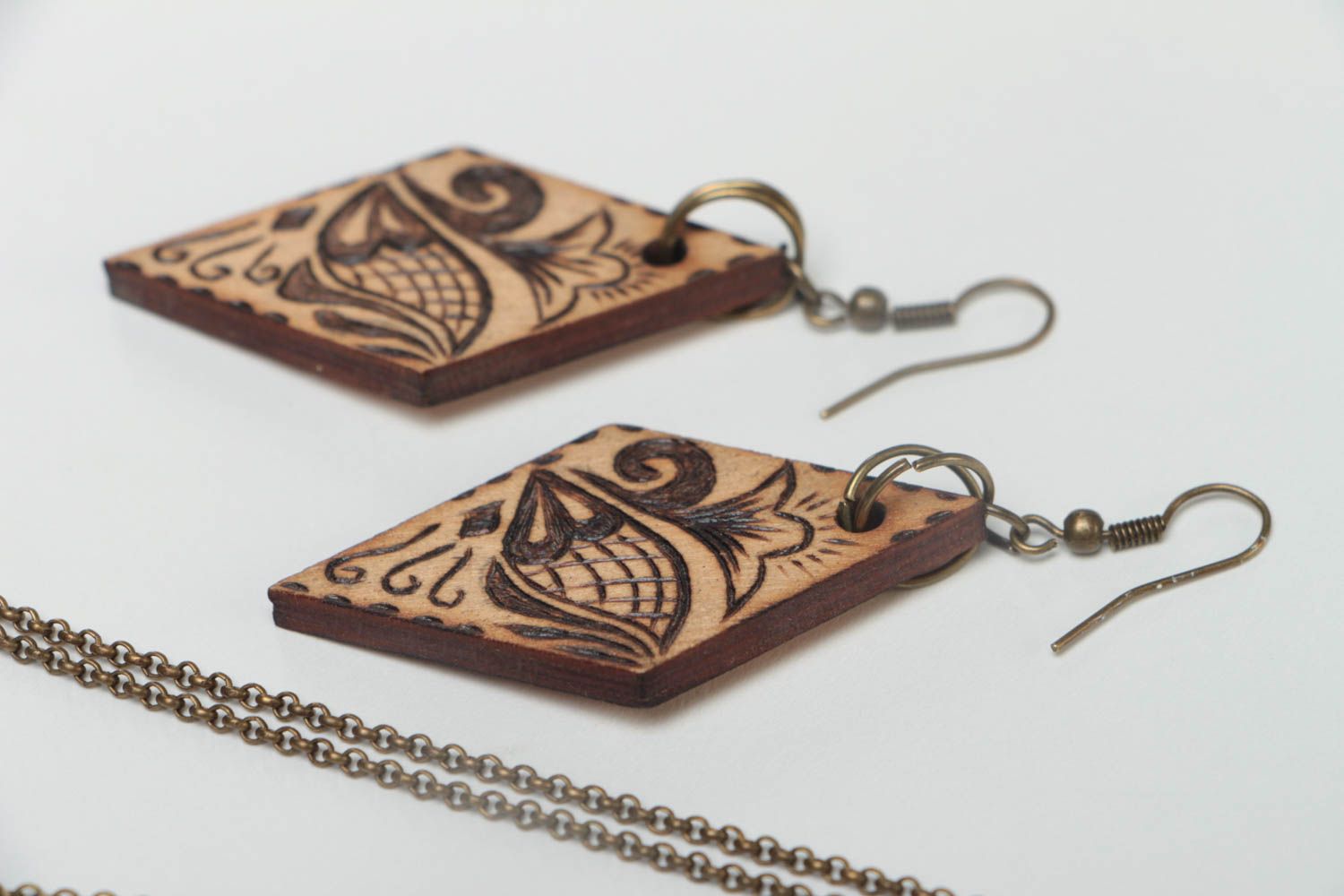 Деревянные украшения ручной работы модные серьги и кулон из дерева с узорами фото 4