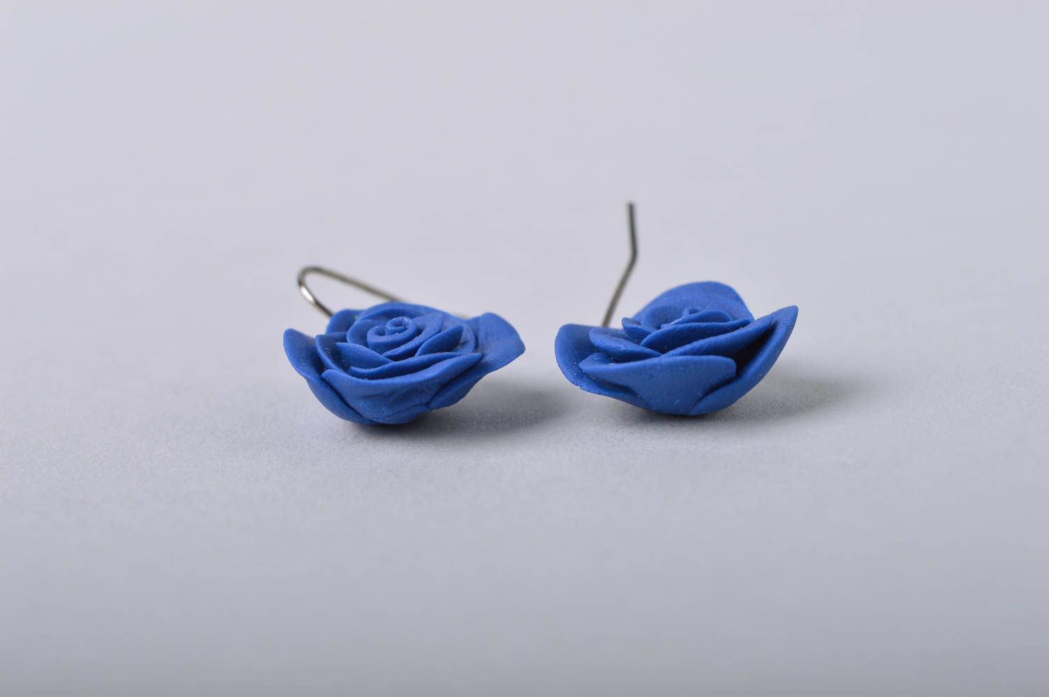 Pendientes artesanales de porcelana fría hermosos con rosas azules modelados  foto 4