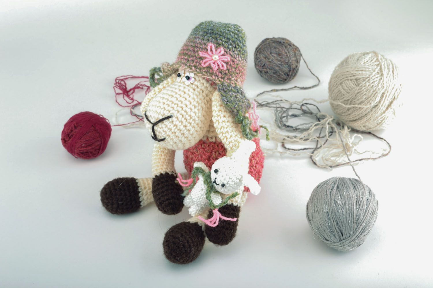 Giocattolo a maglia fatto a mano pupazzo da bambini a forma di pecorella
 foto 5