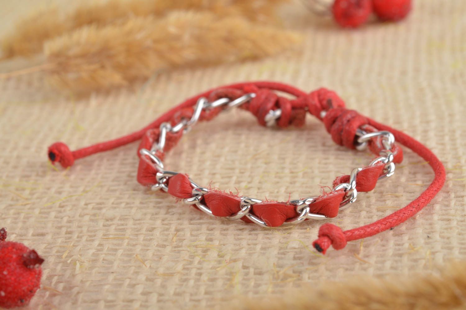 Красный браслет ручной работы браслет из кожи с цепочкой дизайнерское украшение фото 1