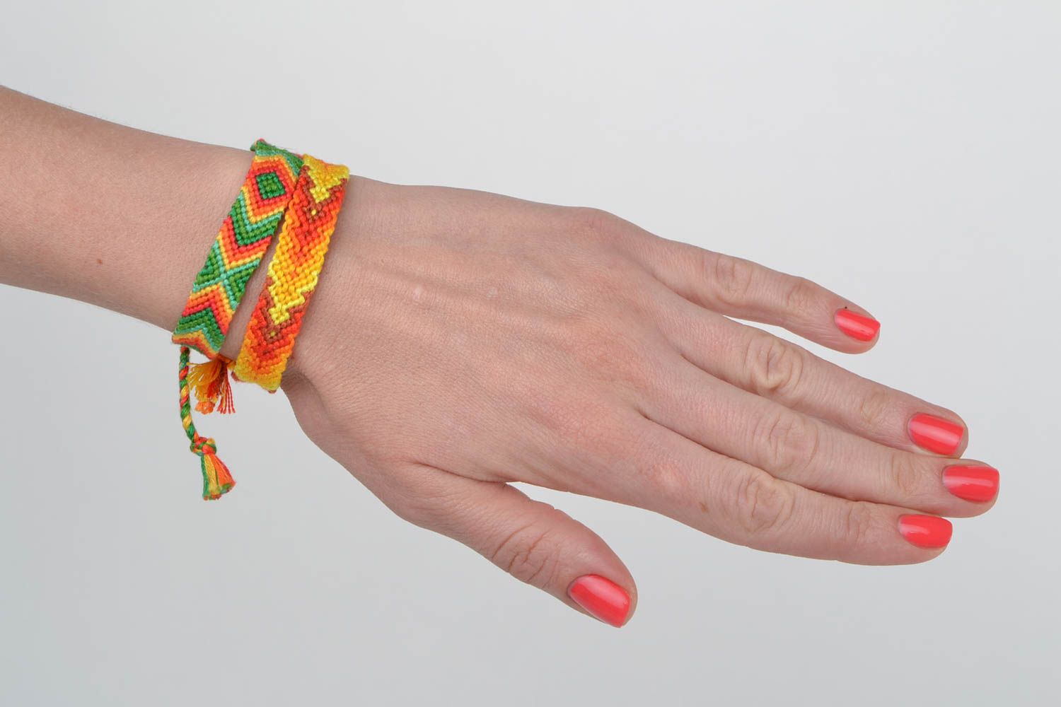 Плетеные браслеты комплект из 2 аксессуаров разноцветные яркие ручной работы фото 2