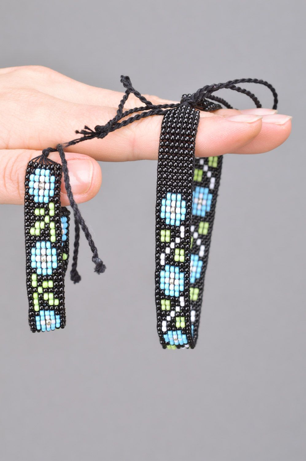 Conjunto de adornos artesanales collar y pulsera de abalorios checos con cordones negros foto 3