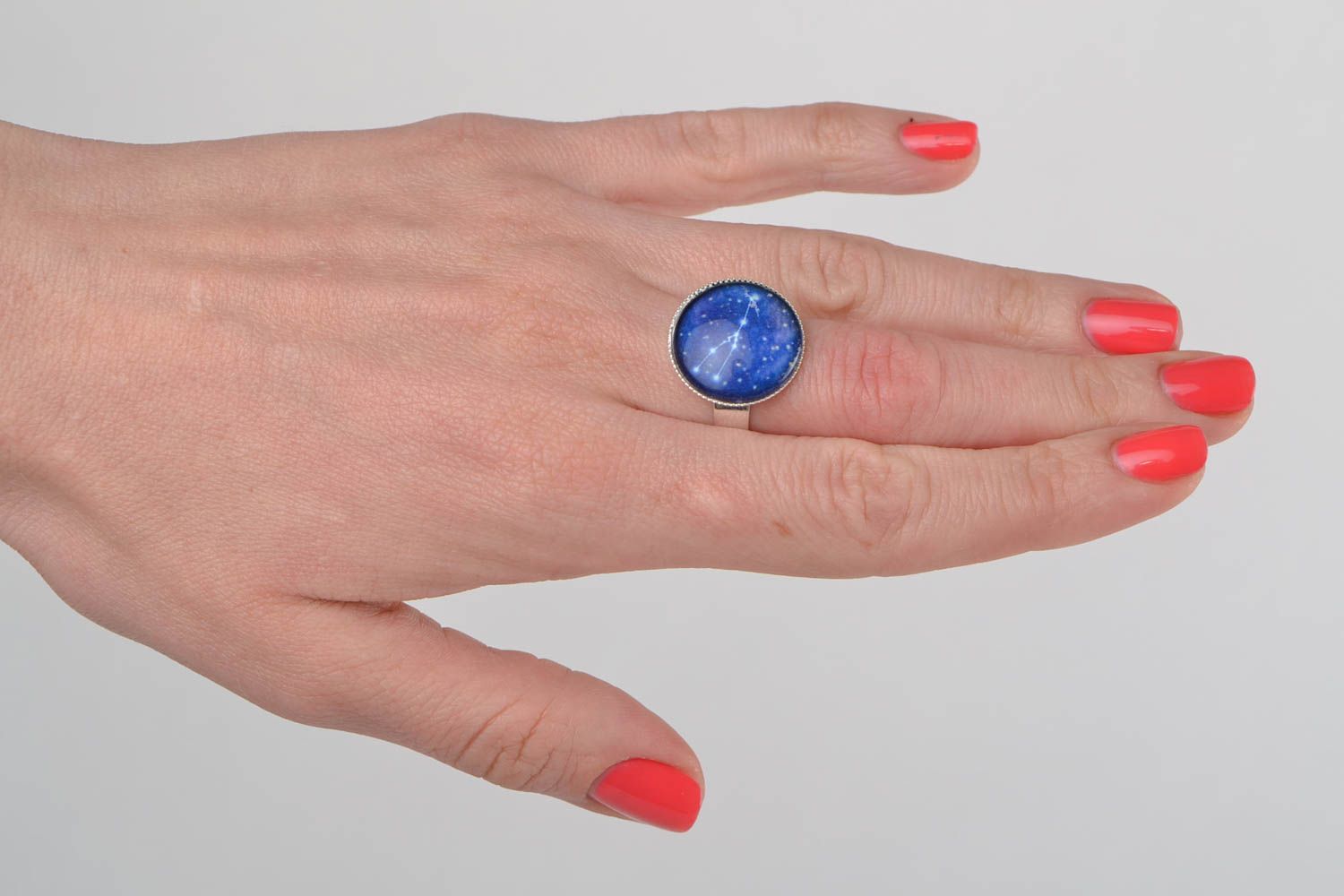 Необычное кольцо со стеклом круглое со знаком зодиака Телец ручной работы фото 1