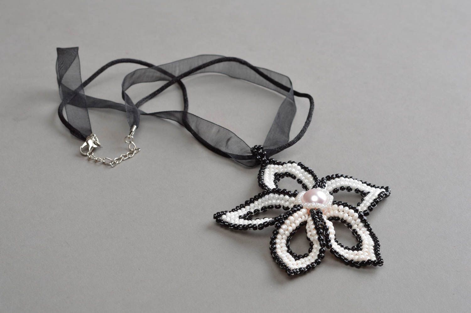 Pendentif fleur Bijou fait main perles rocaille ruban Accessoire femme design photo 3