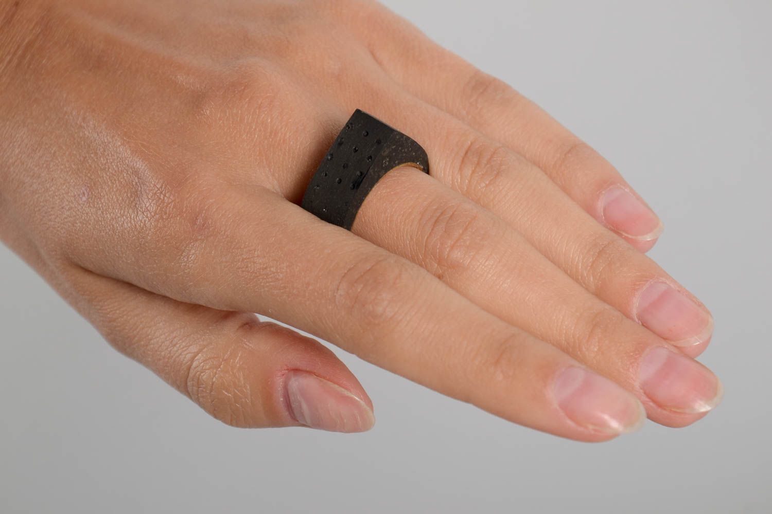 Handmade Schmuck Ring schwarz aus Beton Damen Modeschmuck Accessoire für Frauen foto 2