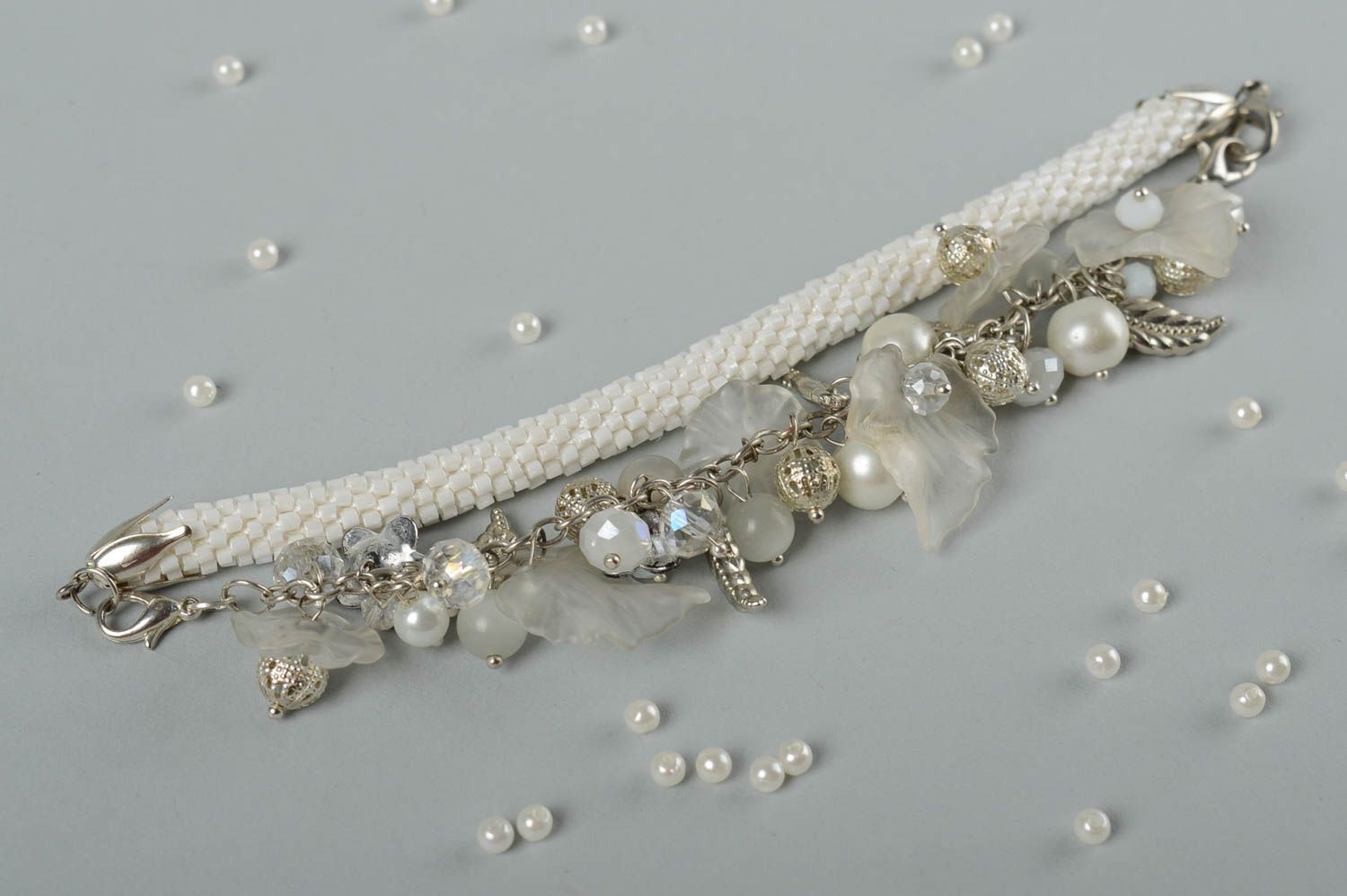Bracelet perles rocaille Bijou fait main blanc crochet cristal Accessoire femme photo 2