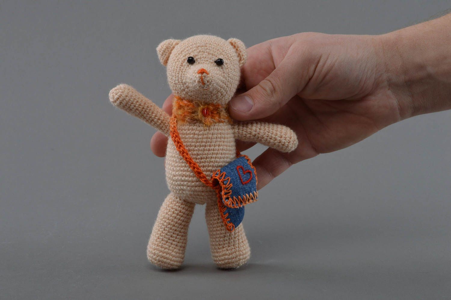 Мягкая вязаная игрушка маленького размера медвежонок бежевый ручная работа фото 4