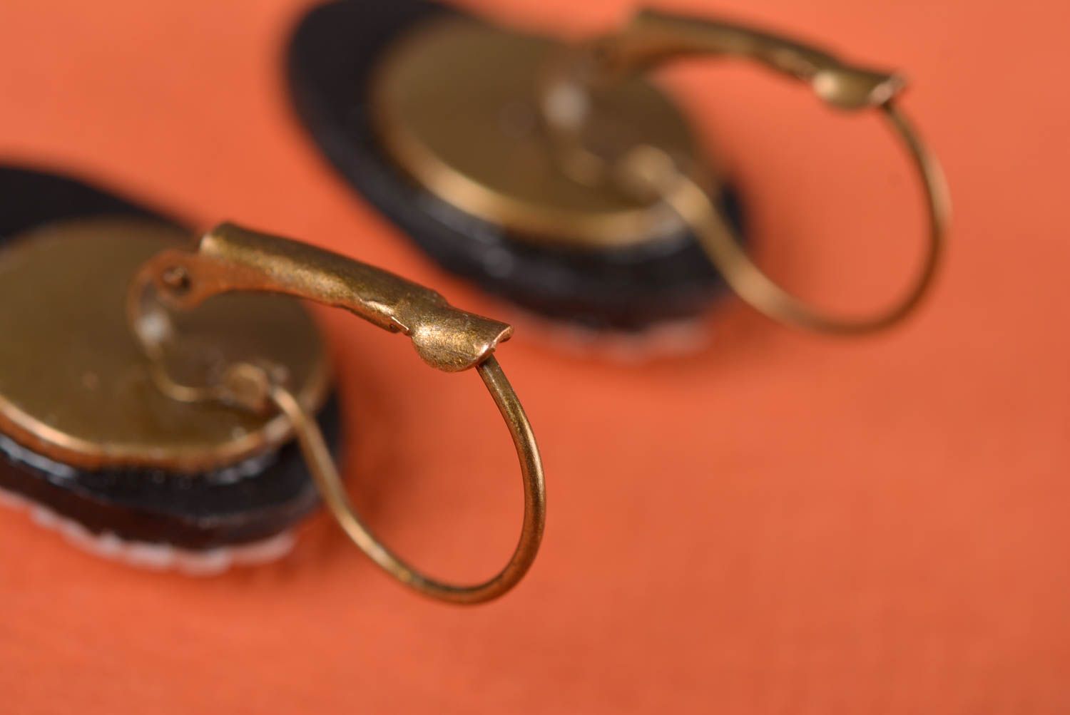 Schöne ovale Ohrringe aus Polymerton Kameen mit metallische Sicherheitsschließe foto 3