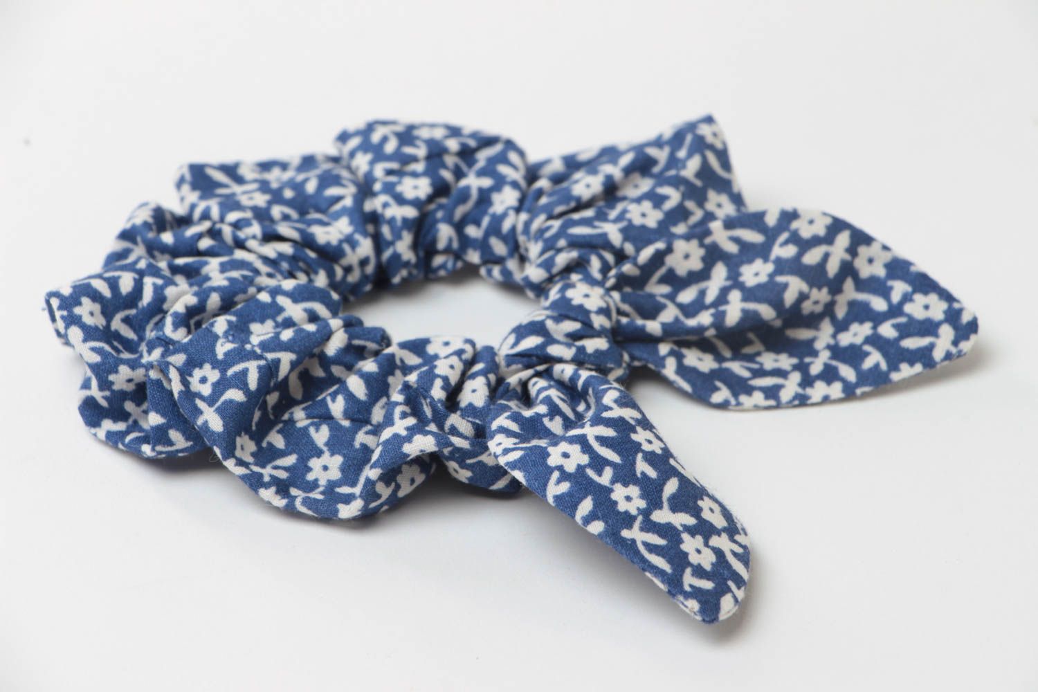 Blaues handgemachtes originelles Haargummi aus Baumwolle mit Blumenprint foto 3