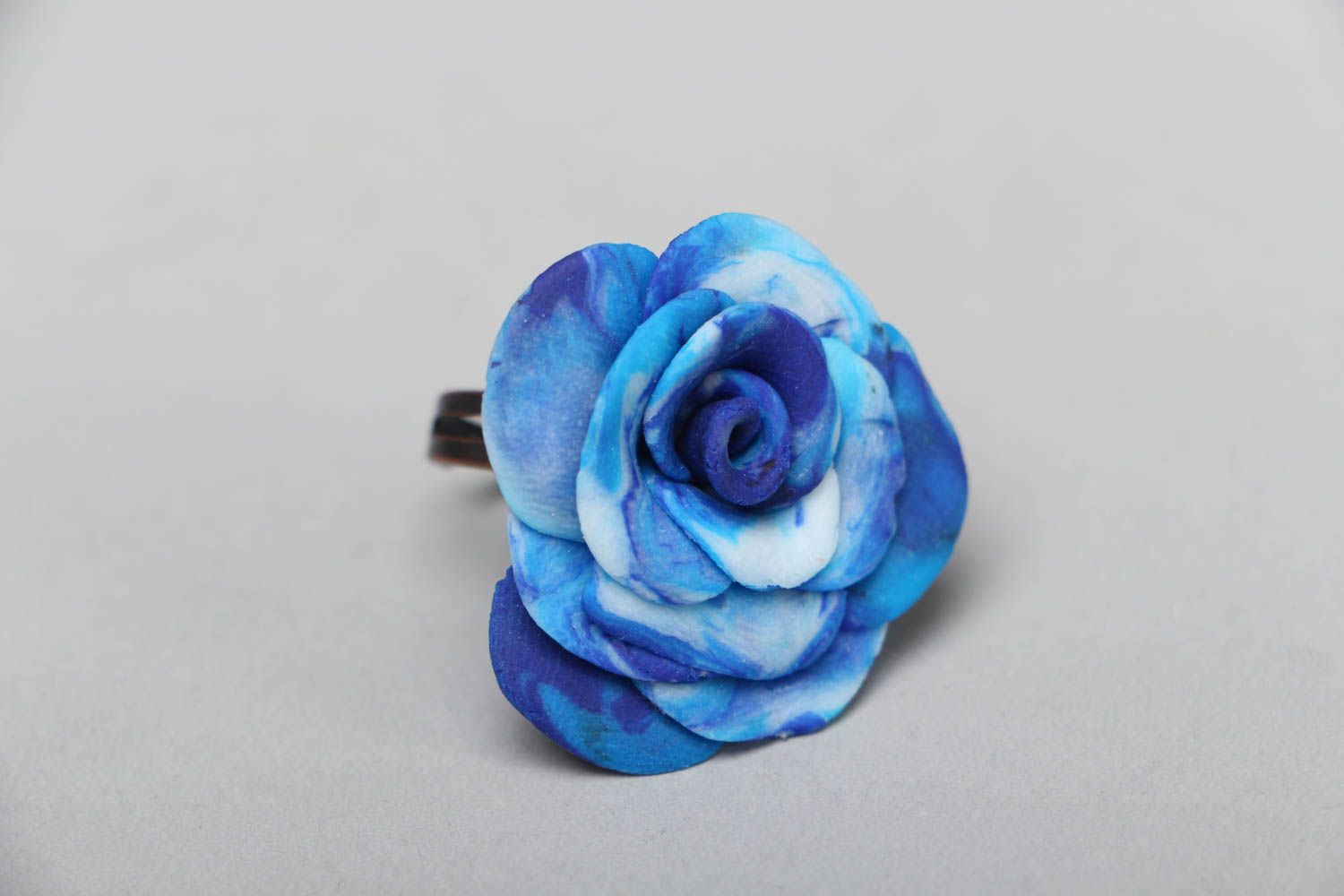 Большое кольцо из полимерной глины Голубая роза фото 1
