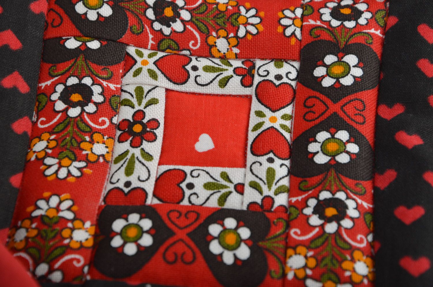 Schöner roter quadratischer handmade Topflappen aus Baumwolle mit Mustern  foto 3
