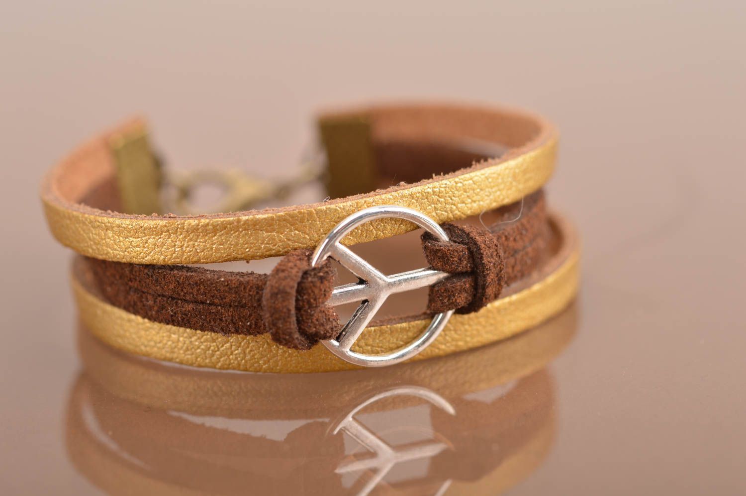 Bracelet en lacets de daim multirang brun doré avec signe de paix fait main photo 2