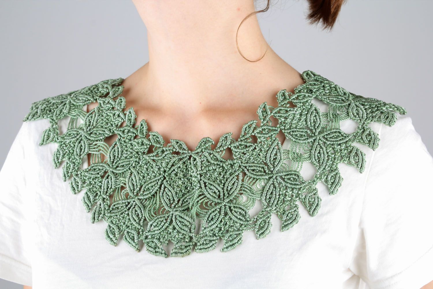 Cuello decorado de color verde foto 1
