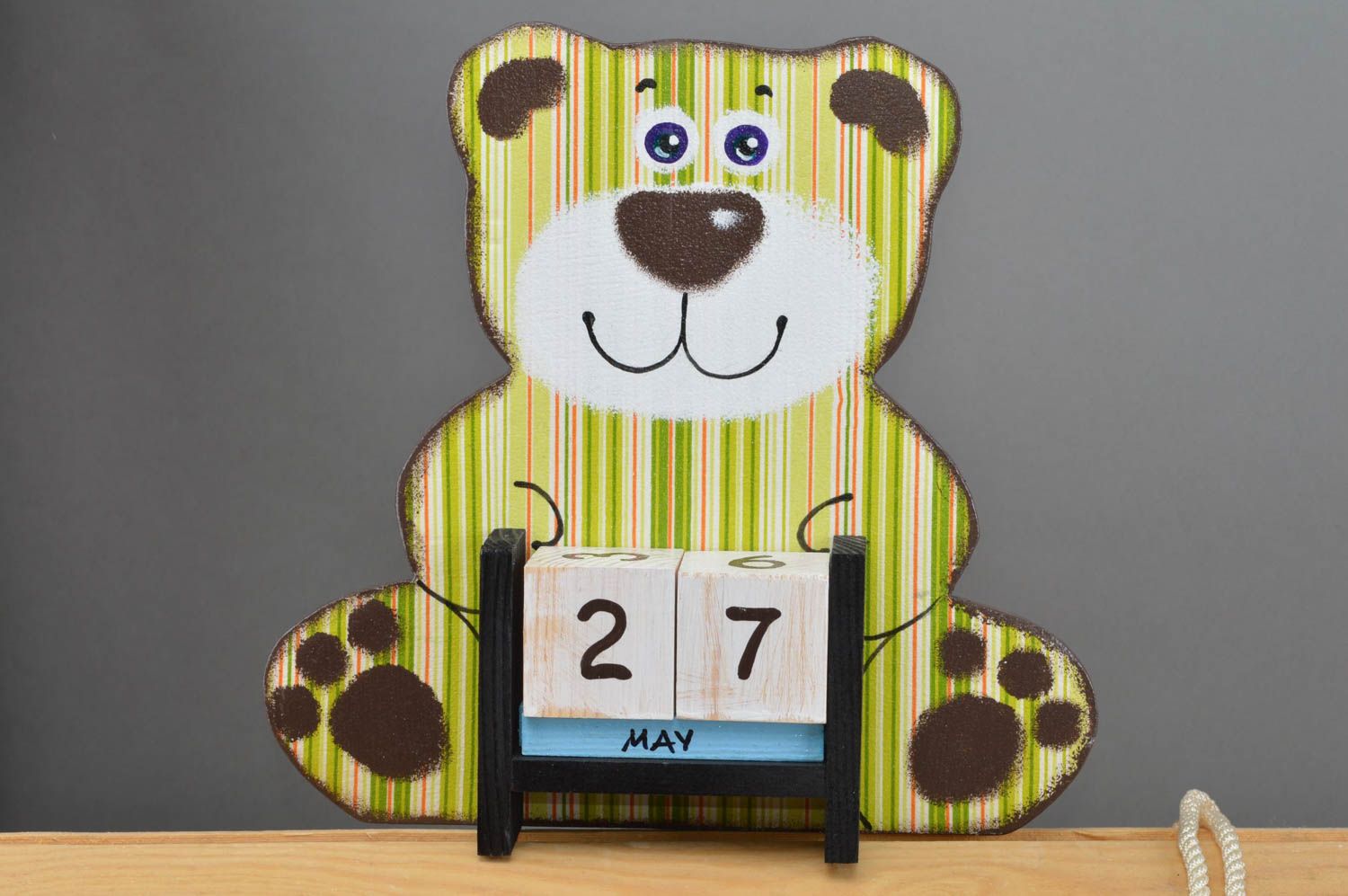 Grüner Holz Tischkalender für Kinder in Form von Bären für 4 Monate handmade foto 2