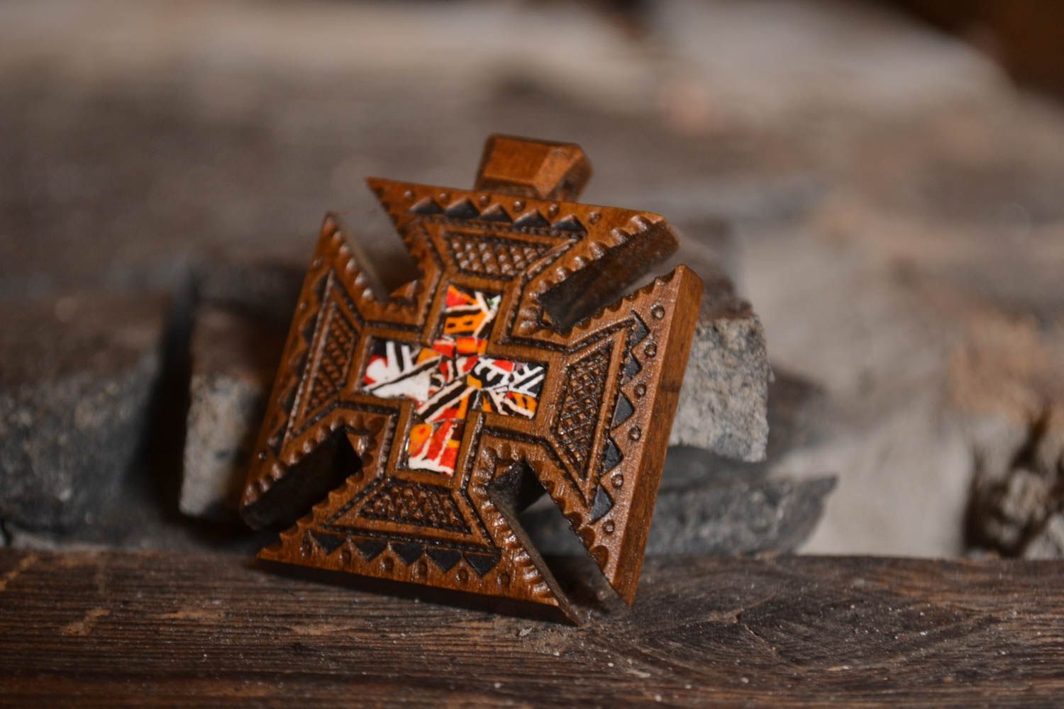 Pendentif croix fait main Bijou ethnique en bois Accessoire femme design photo 1