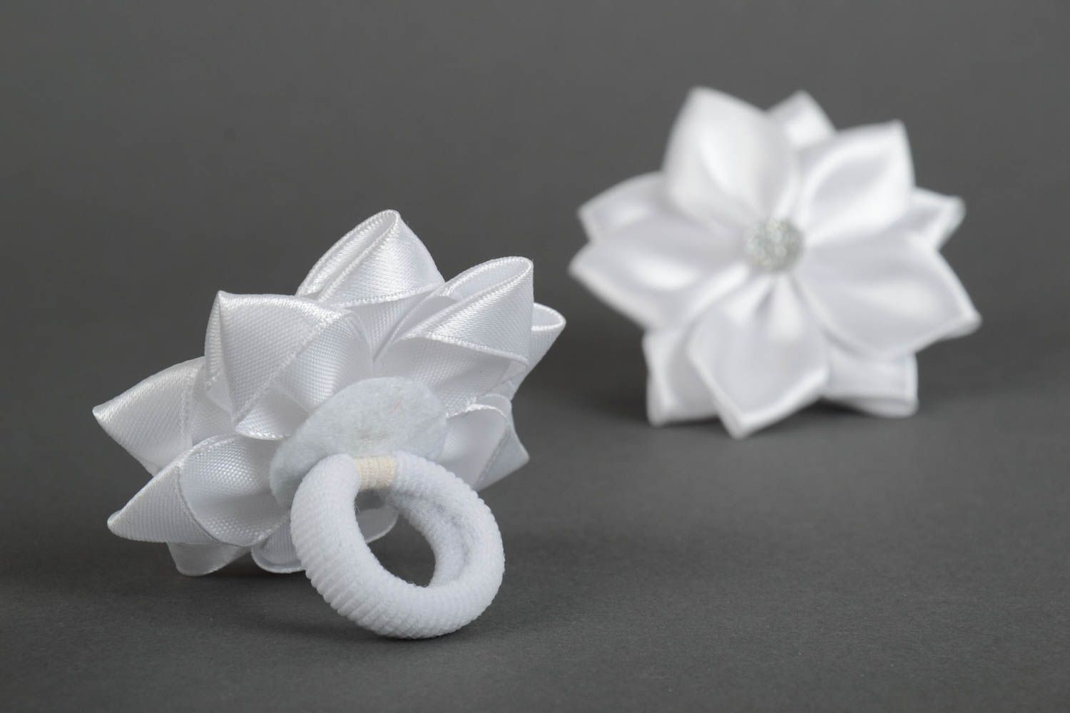 Weißes Set Haargummis Blumen aus atlasbändern 2 Stück künstlerische Handarbeit  foto 3