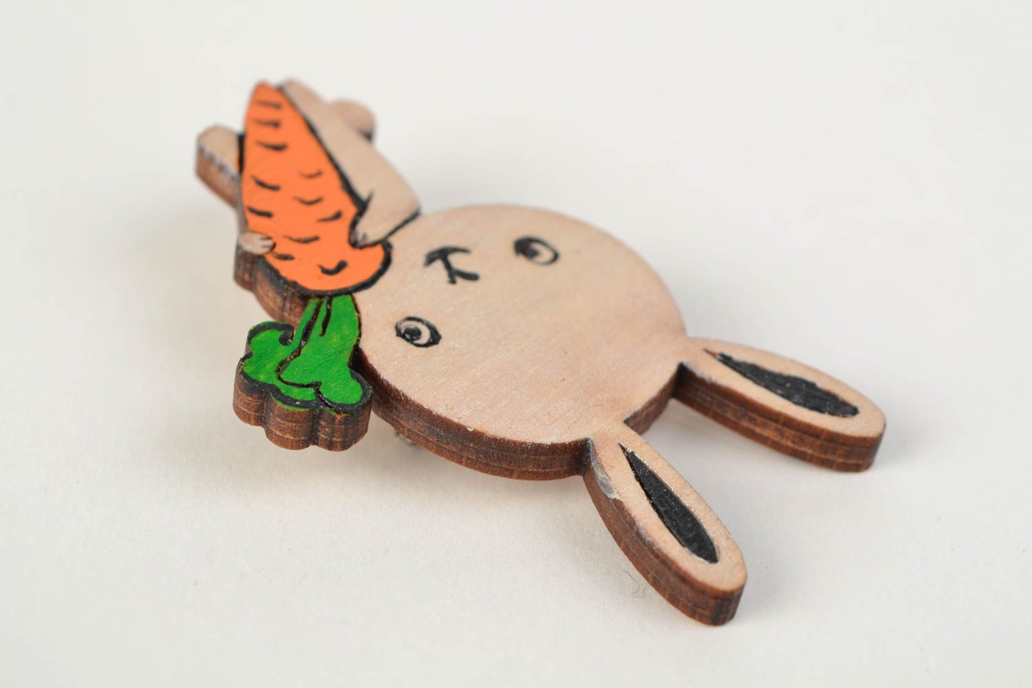Handgemachte lustige Holz Brosche für Kinder mit Acrylfarben bemalt Hase mit Mohrrübe foto 5