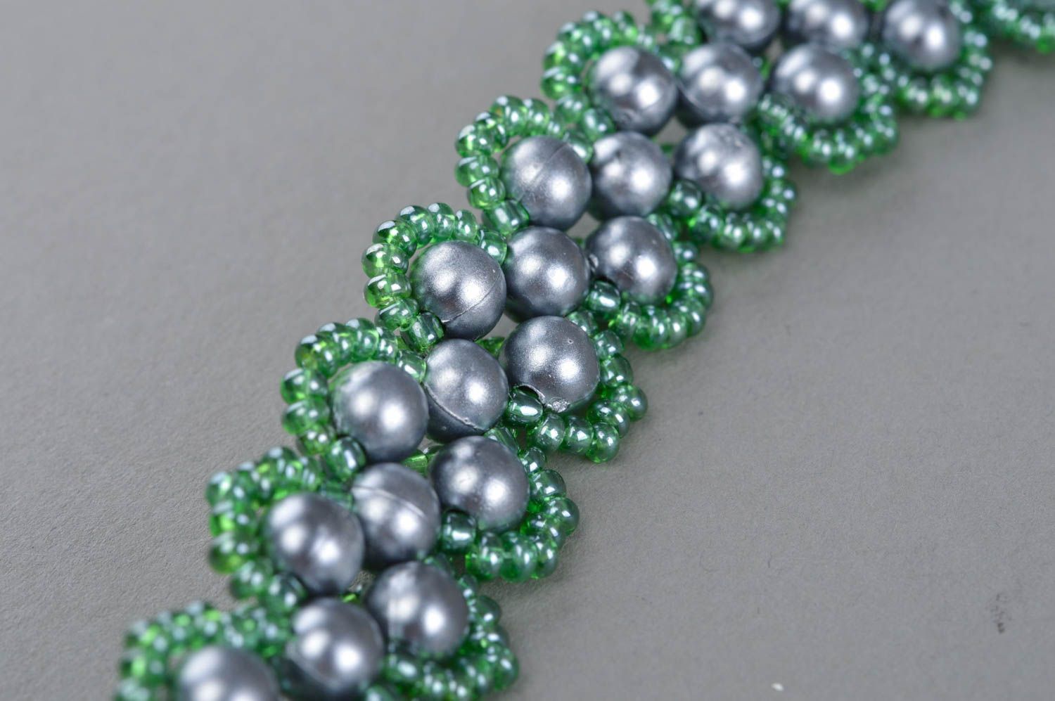 Collier en perles de fantaisie et perles de rocaille gris-vert fait main photo 3